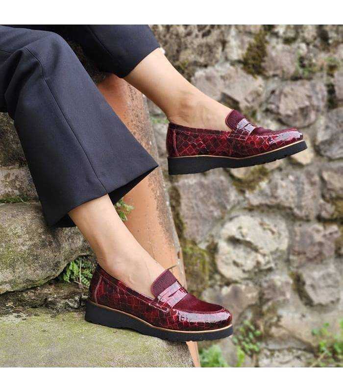 mujer posando con los zapatos tipo mocasin modelo Noelia granates de Nival
