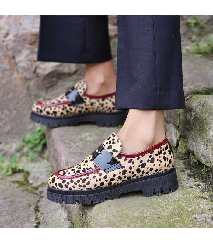 zapatos mocasines de invierno pestos en modelo posando con pantalones negros