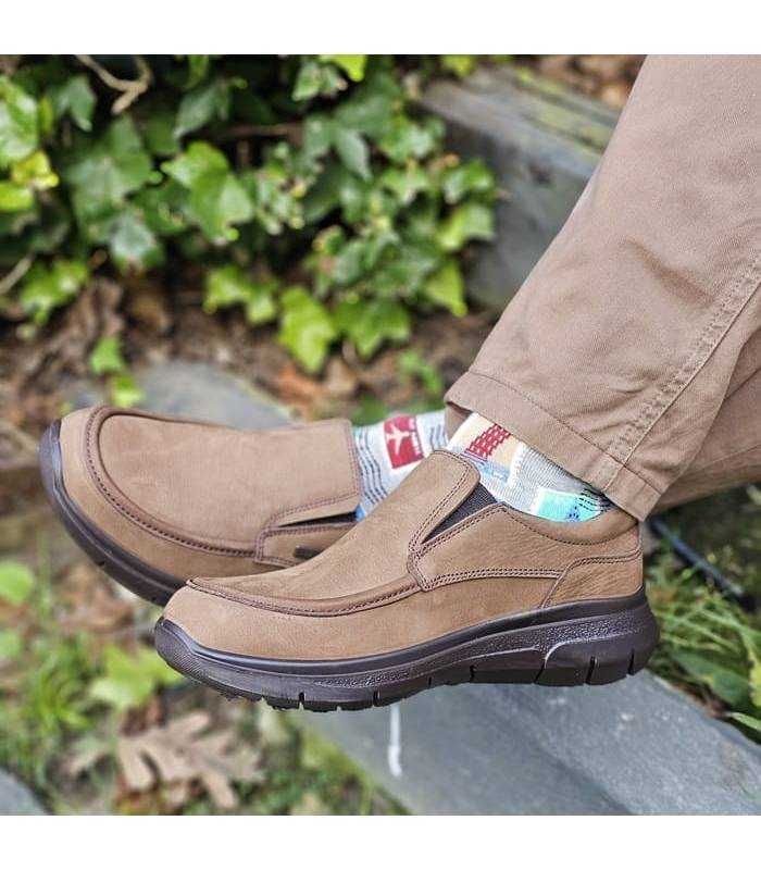 zapatos mocasines marrrones de piel fabricados por Luisetti para hombre puestos