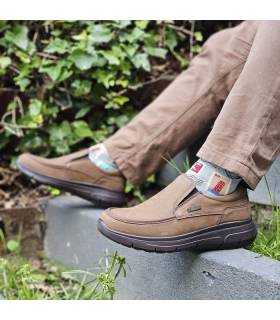 gombre posando con los zapatos tipo mocasin marrones waterproof de Lyusetti puestos