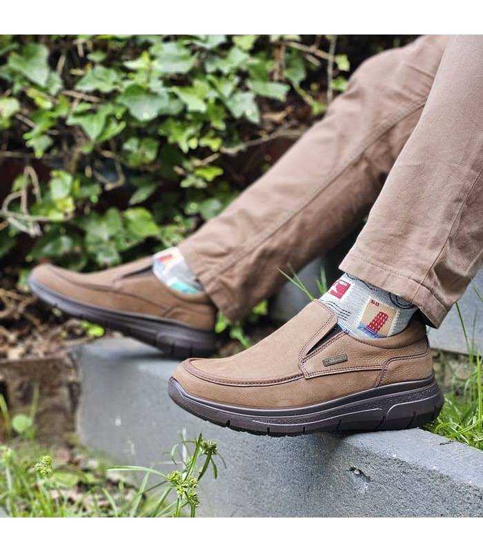 gombre posando con los zapatos tipo mocasin marrones waterproof de Lyusetti puestos