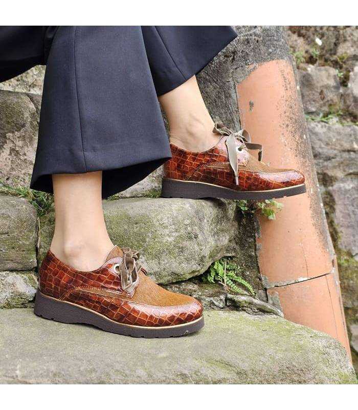 zapatos marrones con cordones de invierno de Nival puestos