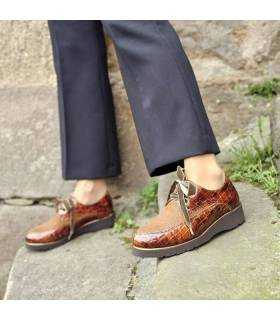 zapatos de mujer para invierno elegantes de piel color marron con cordones de Nival puestos
