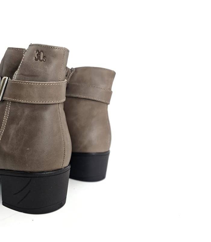 Botines mujer taupe Treintas tacón medio vistos desde la parte trasera