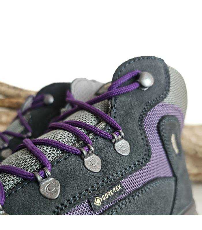 Detalle cordones morados y ojales metálicos botas Chiruca Gore-Tex