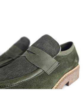 Detalle piel pelo mocasín mujer verde