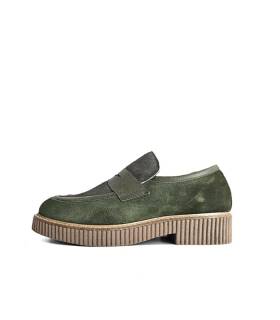 Mocasines mujer verdes Nival puestos con suela track, vista de perfil