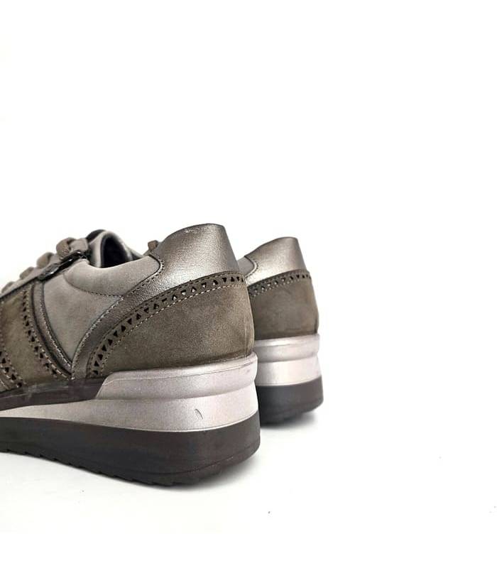 parte trasera de zapatos deportivos taupe de mujer con cuña