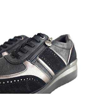 detalle de la cremallera lateral de los deportivos negros MySoft