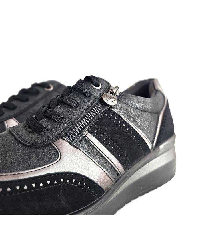detalle de la cremallera lateral de los deportivos negros MySoft