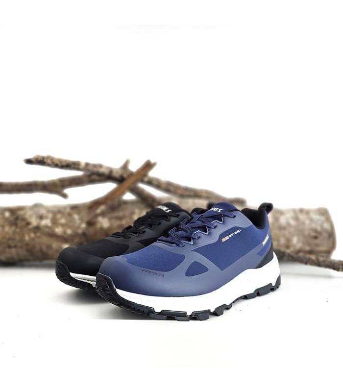 comparativa de los dos colores, azul y negro de las zapatilas de trekking para hombre modelo Redueña de Paredes