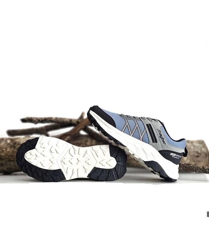 Zapatillas de trekking J’hayber Restil azules – vista de suela con dibujo adherente y detalle lateral.