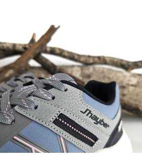 Detalle del corte textil y los cordones en las zapatillas Restil azules de mujer.