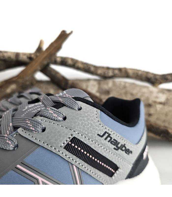 Detalle del corte textil y los cordones en las zapatillas Restil azules de mujer.