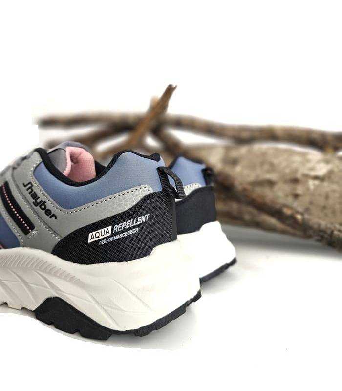 Parte trasera de las zapatillas azules Restil de J’hayber – con refuerzo y tirador trasero.