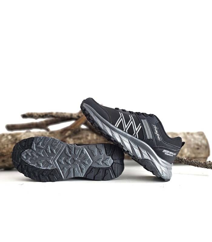 Zapatillas J’hayber negras para senderismo – vista inferior mostrando la suela técnica.