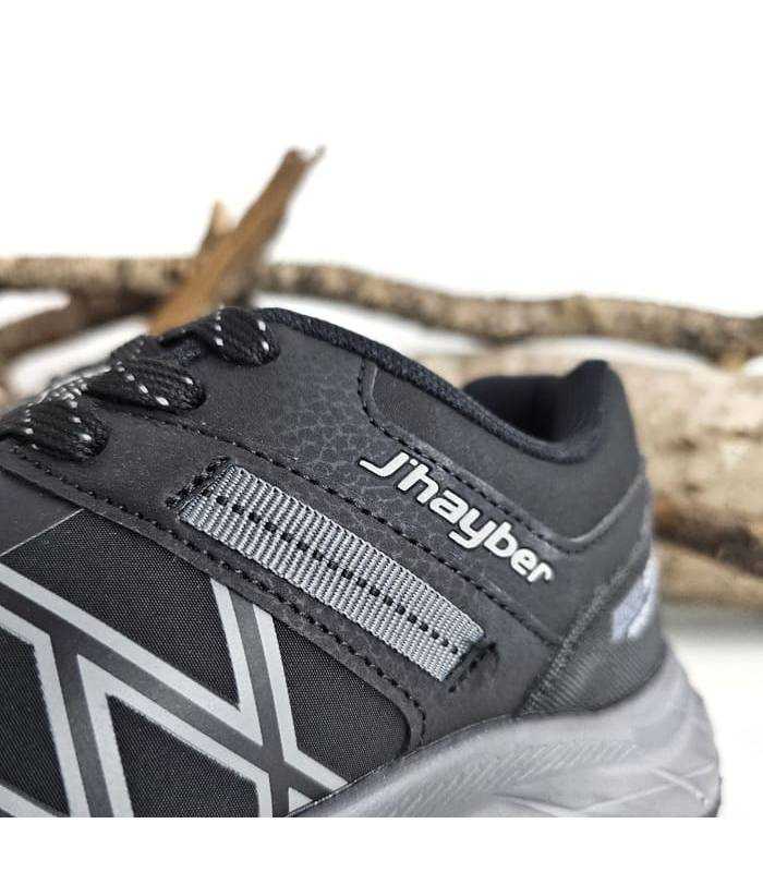 Detalle del tejido resistente y cordonera en las zapatillas negras Restil de mujer.