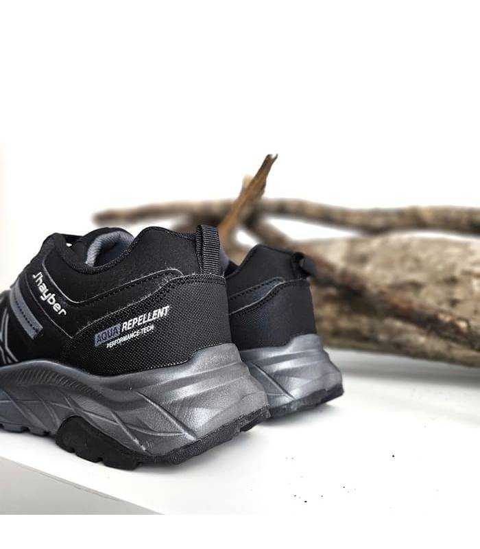Vista trasera de las zapatillas negras de mujer – refuerzo en el talón y tirador trasero.