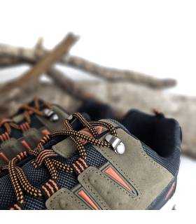 detalle del cordón bicolor naranja y negro con enganches metálicos