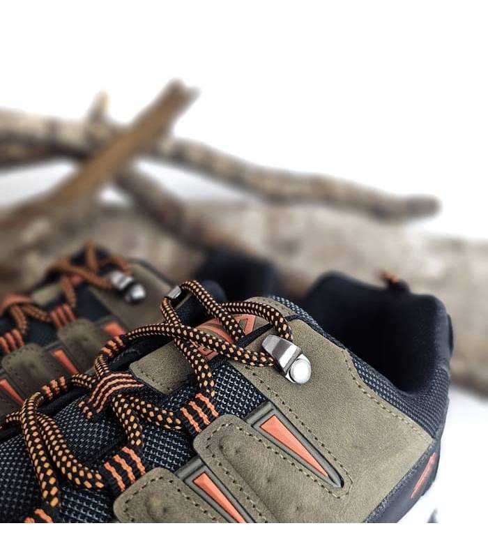 detalle del cordón bicolor naranja y negro con enganches metálicos