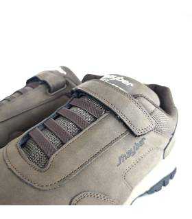 Detalle cordones deportivos marrones J’hayber Charca con textura nobuck