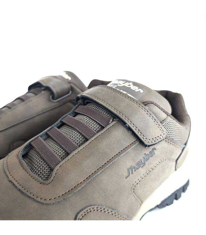 Detalle cordones deportivos marrones J’hayber Charca con textura nobuck