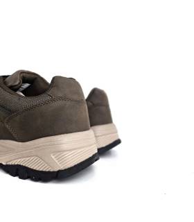 Trasera de zapatillas deportivas marrones J’hayber Charca, con logo