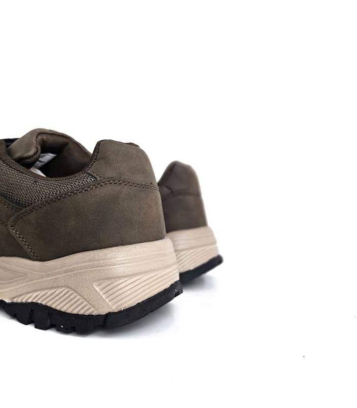 Trasera de zapatillas deportivas marrones J’hayber Charca, con logo