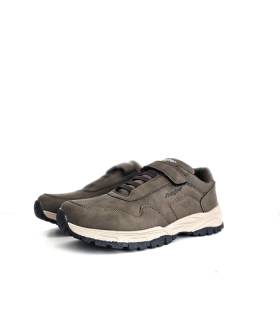 Zapatillas deportivas marrones J’hayber Charca puestas, vista diagonal