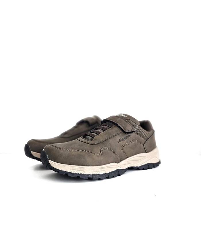 Zapatillas deportivas marrones J’hayber Charca puestas, vista diagonal