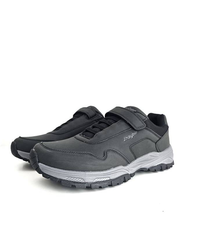 Zapatillas deportivas negras J’hayber Charca puestas, vista diagonal