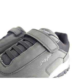 Detalle cordones deportivos negros J’hayber Charca con textura nobuck