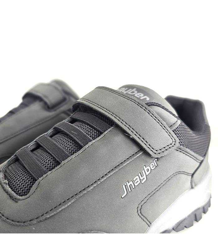 Detalle cordones deportivos negros J’hayber Charca con textura nobuck