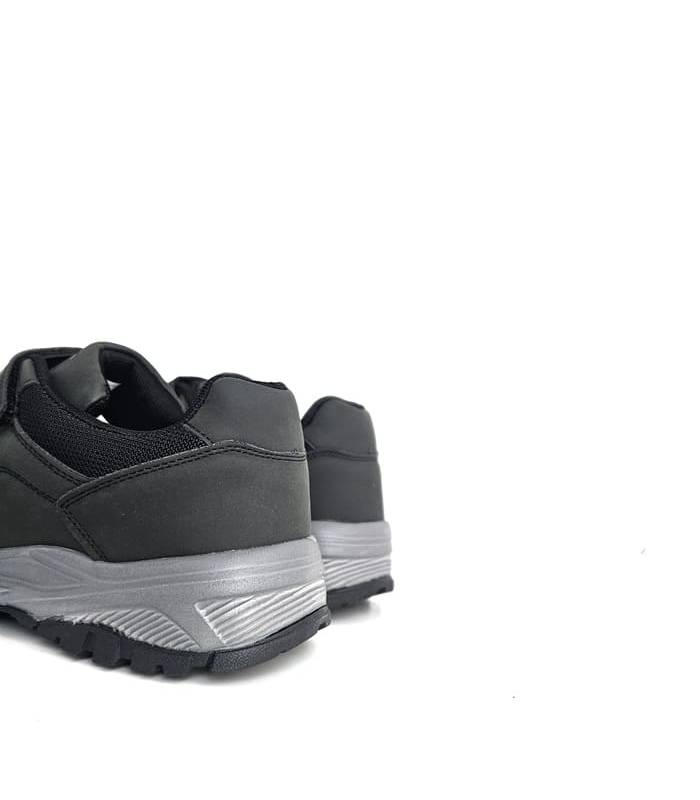 Trasera de zapatillas deportivas negras J’hayber Charca, con logo