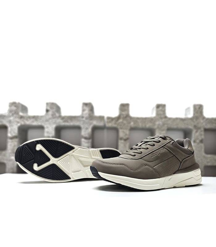 Zapatillas J’hayber Chapanta marrones para hombre con suela bicolor y diseño robusto
