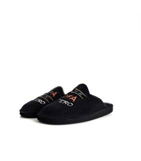 vista de semi perfil de zapatillas de casa negras descalzas con mensaje divertido para regalar a papa