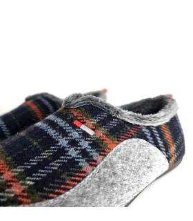 detalle textil cuadros zapatillas casa Cabrera hombre invierno