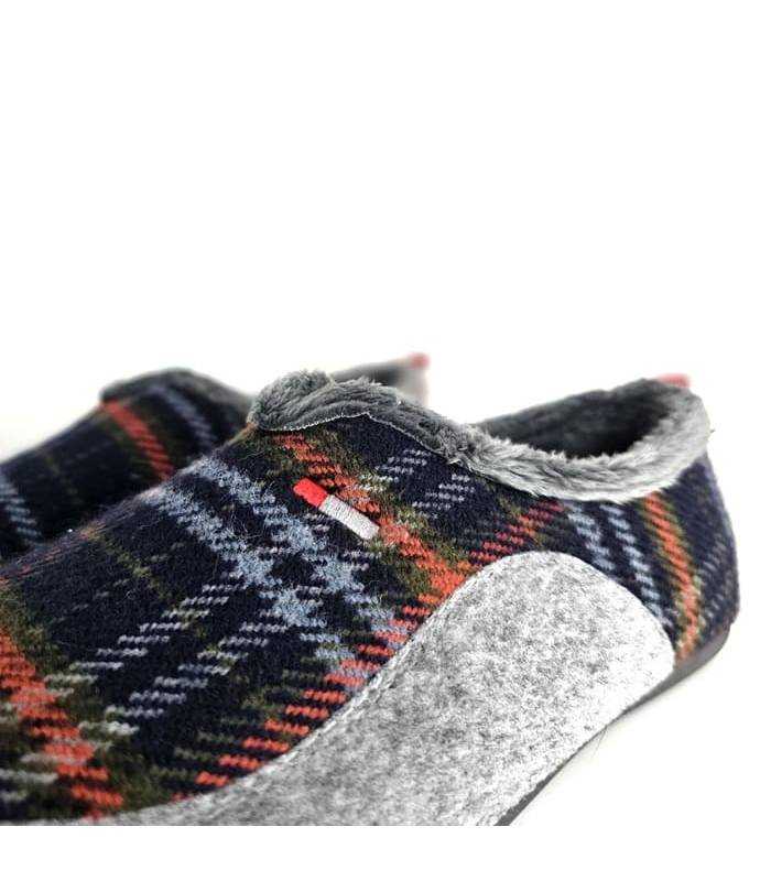 detalle textil cuadros zapatillas casa Cabrera hombre invierno
