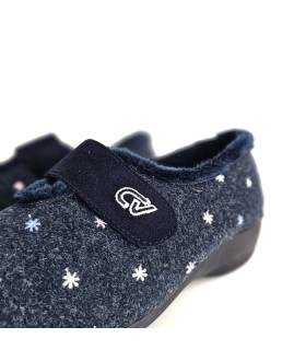 detalle velcro azul y tejido cálido con florecitas bordadas