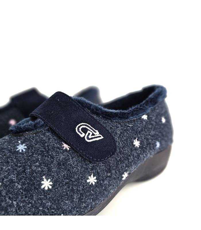 detalle velcro azul y tejido cálido con florecitas bordadas