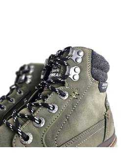 Primer plano del cierre con cordones, que permite un ajuste seguro y cómodo de las botas verdes