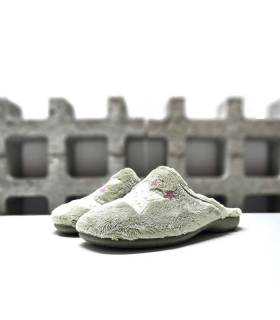 Zapatillas de casa descalzas mujer puestas pelito verde luna y estrella