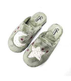Vista superior zapatillas pelito verde con dibujos bordados Cabrera