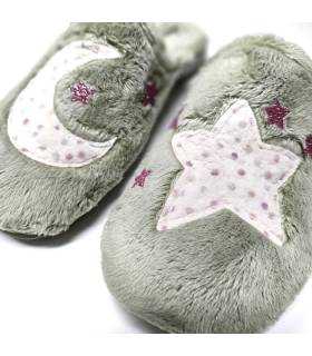 Detalle pelito y dibujos luna y estrella en zapatillas Cabrera