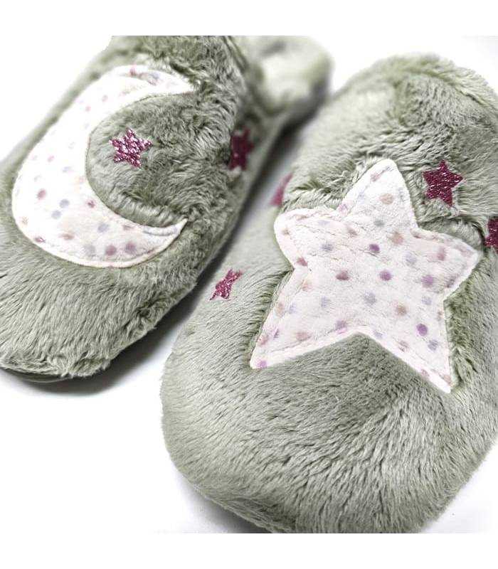 Detalle pelito y dibujos luna y estrella en zapatillas Cabrera