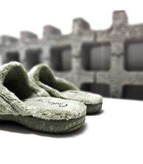 Parte trasera zapatillas de pelito verde descalzas de mujer