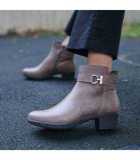 Botines mujer piel taupe Treintas con tacón medio puestos en conjunto casual