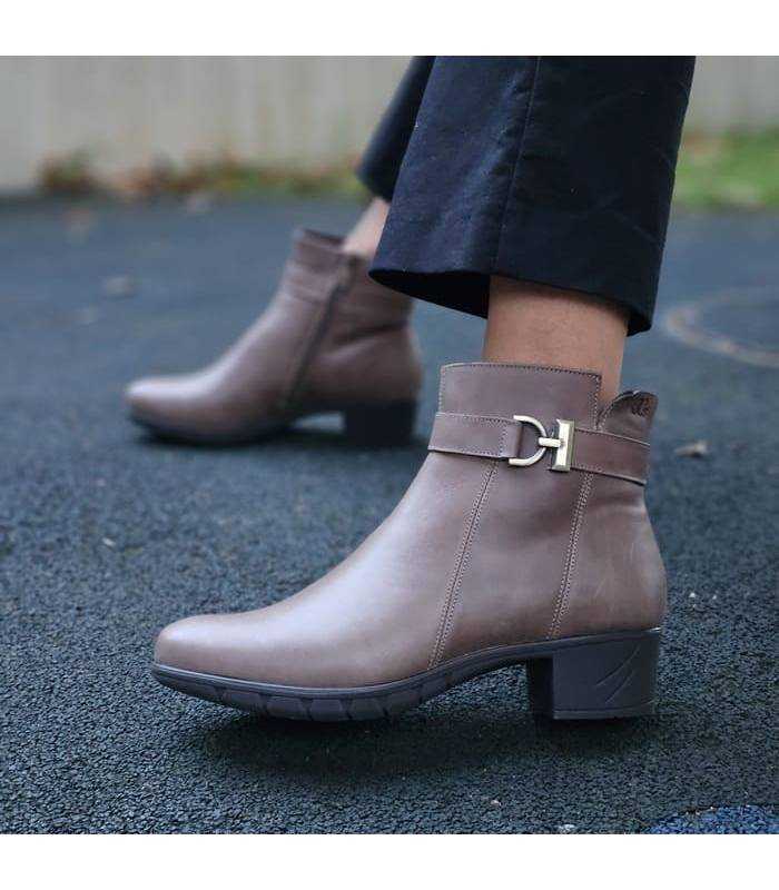 Botines mujer piel taupe Treintas con tacón medio puestos en conjunto casual