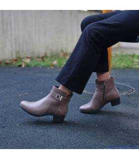 Botines taupe piel mujer Treintas con tacón medio puestos en look elegante diario