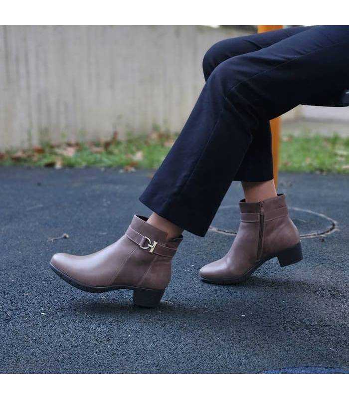 Botines taupe piel mujer Treintas con tacón medio puestos en look elegante diario